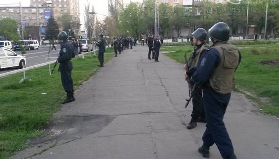 Представители Правого сектора ворвались утром в здание горсовета Мариуполя и избили протестующих – российские СМИ