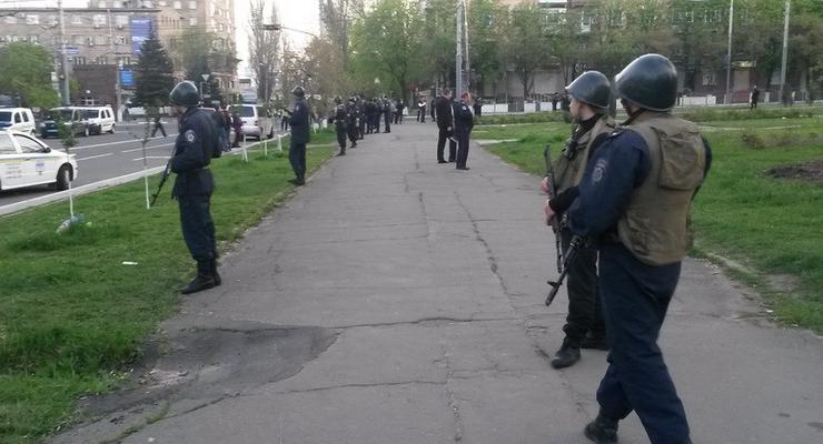 Представители Правого сектора ворвались утром в здание горсовета Мариуполя и избили протестующих – российские СМИ