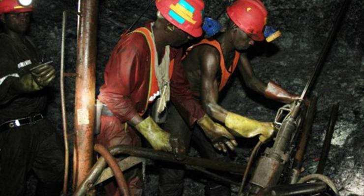 В ЮАР бастующие шахтеры забросали камнями министра спорта