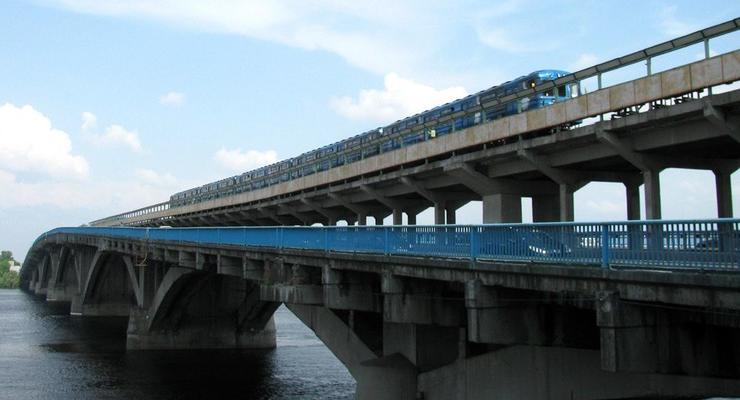 В Киеве частично ограничено движение на мосту Метро