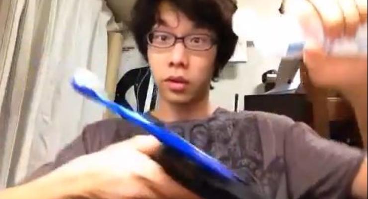 Японец стал новым героем YouTube, когда почистил зубы пистолетом и автоматом