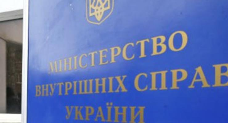 Около 30 вооруженных людей напали на предприятие в Киевской области