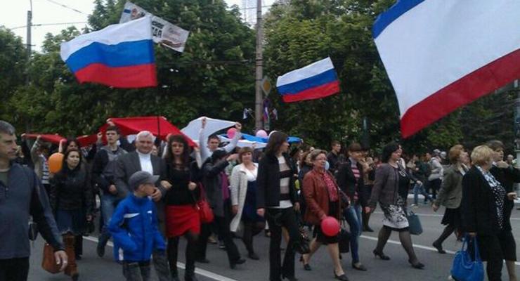 Симферополь вышел на первомайский митинг под лозунгом "Россия и Крым вместе навсегда"