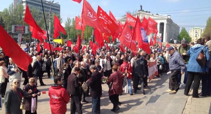 Коммунисты проводят шествие в центре Донецка