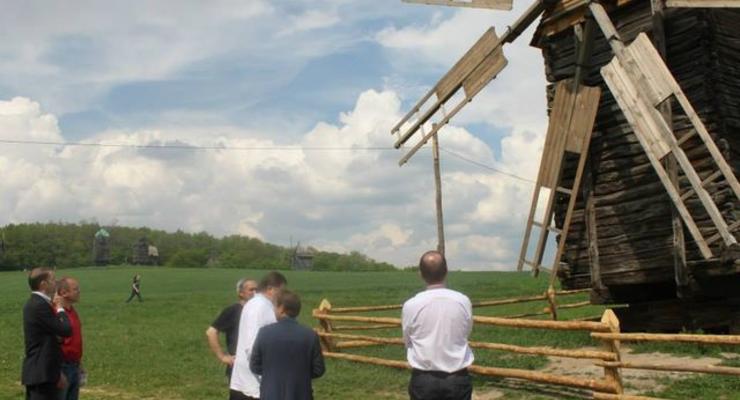 В музее Пирогово под Киевом открыли 100-летний ветряк
