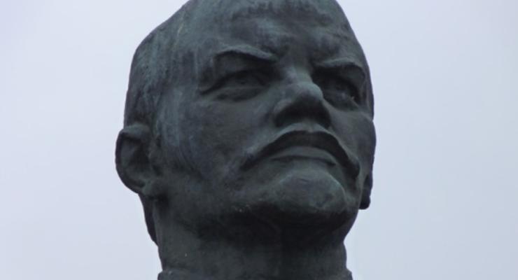 В Сумской области памятник Ленину выкрасили в сине-желтый цвет