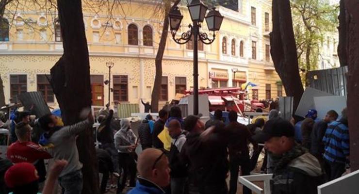 Видео: В Одессе протестующие захватили пожарную машину