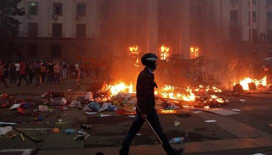 Милиция вывела антимайдановцев с крыши Дома профсоюзов в Одессе