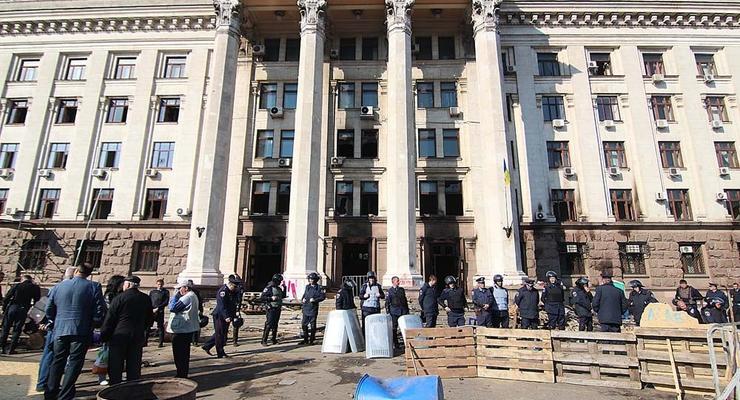 Утро после трагедии: В Одессе убирают Куликово поле