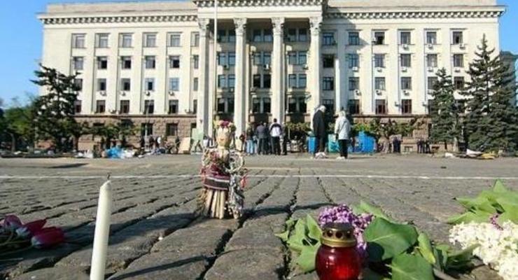 К одесскому Дому профсоюзов несут цветы, неизвестные сожгли флаг Украины