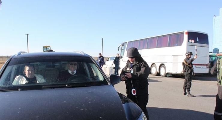 Российский ОМОН заблокировал дорогу в Армянск, движение приостановлено - Госпогранслужба