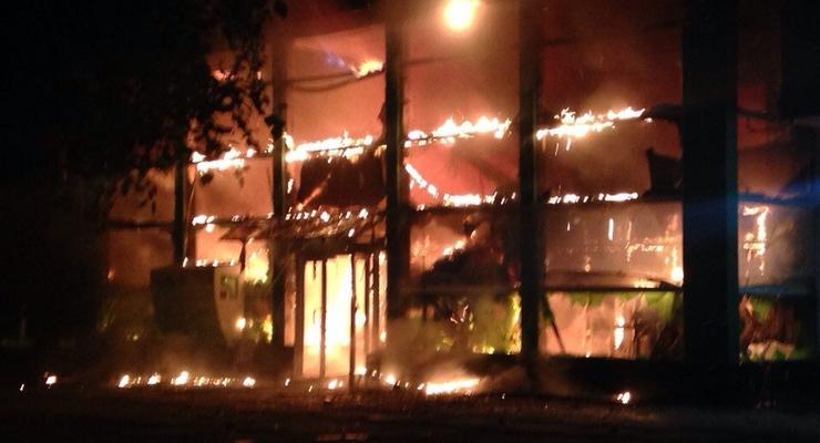 В центре Мариуполя сгорело здание ПриватБанка