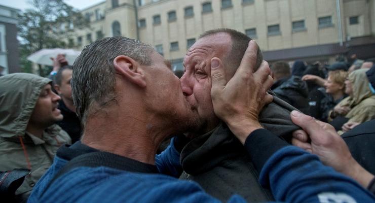 Антимайдановцы в Одессе целовали крест и друг друга