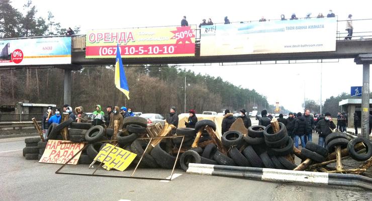 Киев готовится к провокациям: возводятся блокпосты