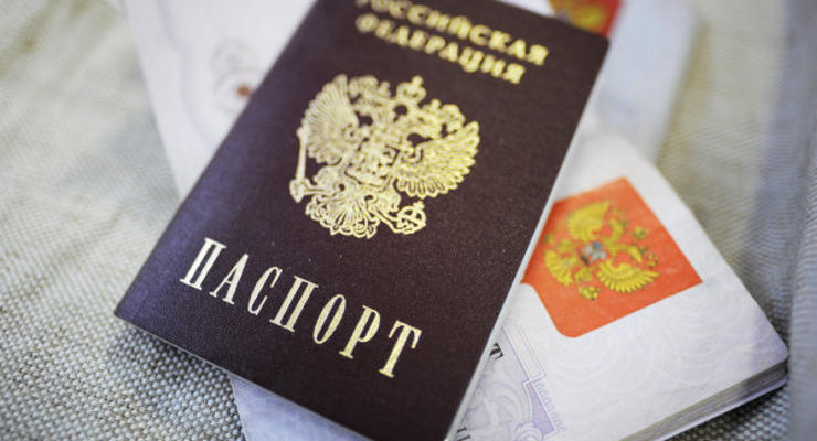 Во Львове супруги из России публично сожгли паспорта