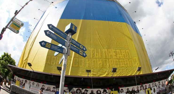 Фасад ЦУМа закрыли огромным флагом Украины (фото)