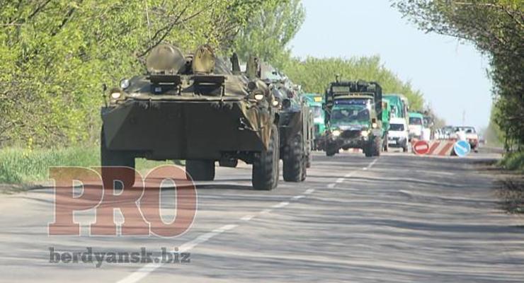 В Бердянск зашла колонна военной техники