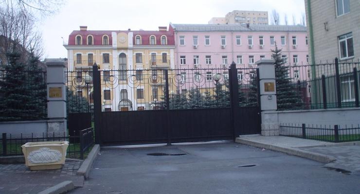 Возле посольства Ватикана в Киеве искали взрывчатку, а нашли книги