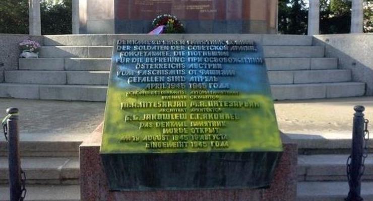В Вене на памятнике советскому воину-освободителю нарисовали флаг Украины