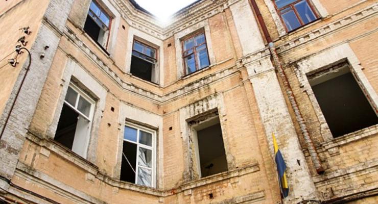 «Самооборона» выселила людей из исторического здания на Грушевского (фото, видео)