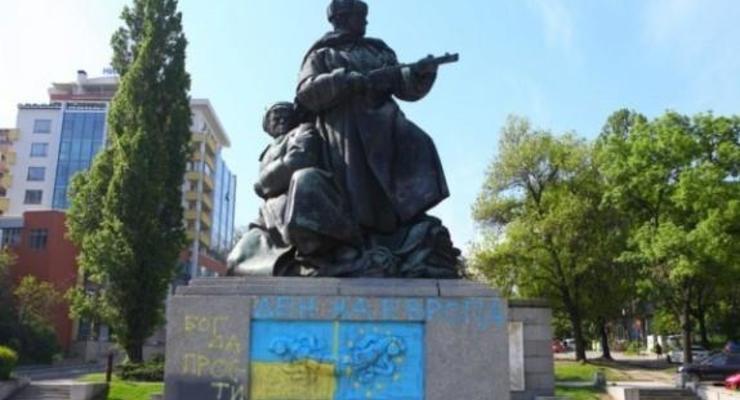 В Софии раскрасили памятник советским воинам в цвета флага Украины