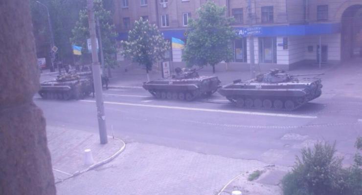 Бронетехника украинской армии вошла в Мариуполь, центр перекрыт - соцсети