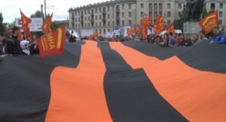 Пророссийские активисты с георгиевским флагом устроили шествие в Харькове