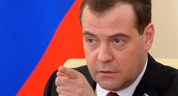 Медведев приказал перевести Украину на предоплату за газ с 13 мая