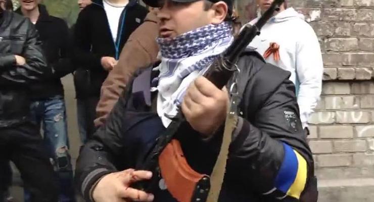 Дзиндзя с автоматом: Появилось "военное" видео активиста в Мариуполе