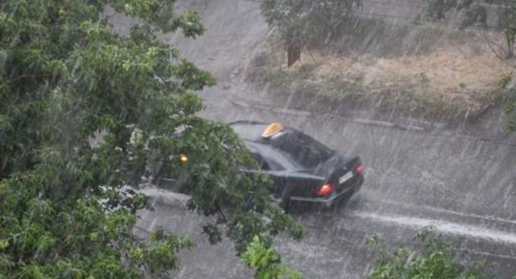 Прикарпатье заливают сильные дожди: повреждены дамбы и автомобильные мосты