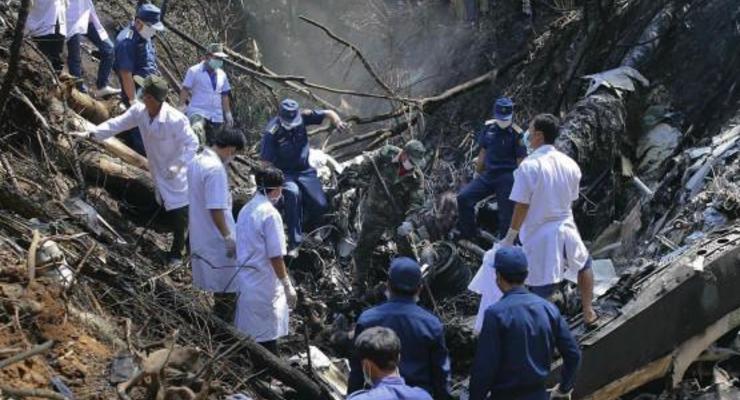 В Лаосе разбился самолет с министром обороны на борту
