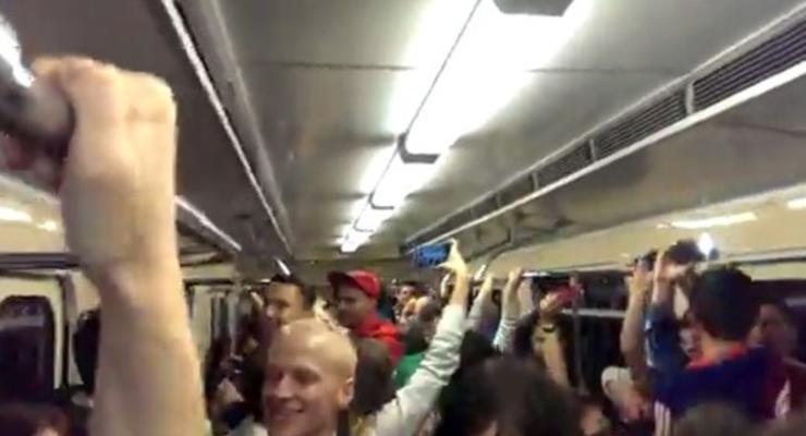 "Кто не скачет, тот москаль!" В киевском метро прошел флешмоб