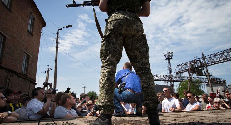 Люди в Славянске просят «мэра» убрать орудия из частного сектора (видео)