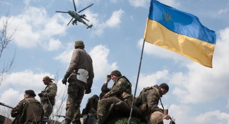 Будни украинских солдат: вертолеты, танки и тушенка