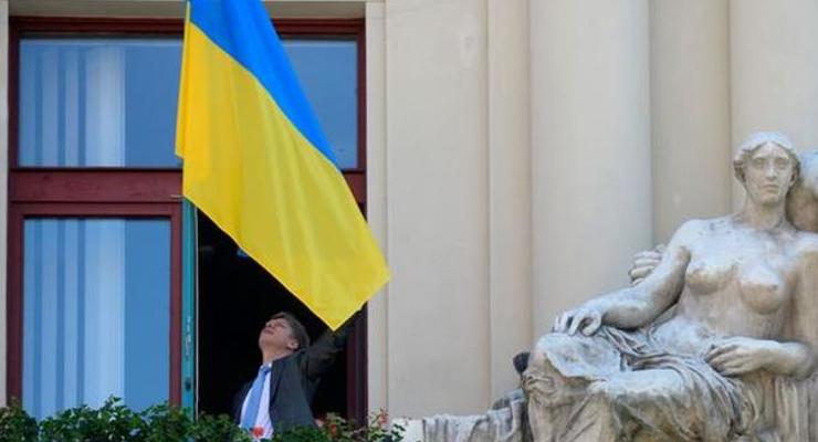 В Чехии почти 60 городов вывесили на ратушах украинские флаги