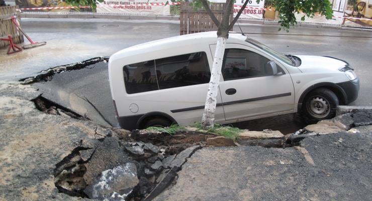 В Киеве под землю провалилась машина