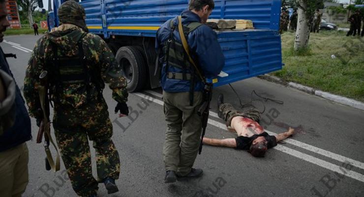 Появились фото убитого возле Донецка мужчины со свастикой