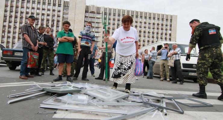 Сторонники ДНР в центре Донецка разгромили урны для голосования