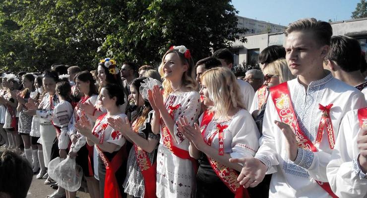 Севастопольские выпускники пришли на последний звонок в вышиванках