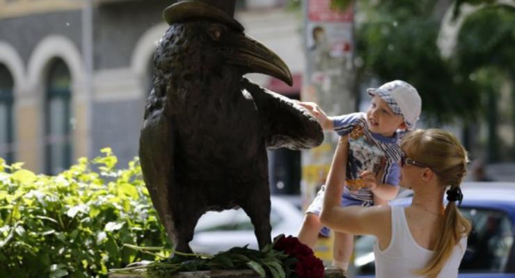 В центре Киева открыли скульптуру ворона-интеллигента (фото)