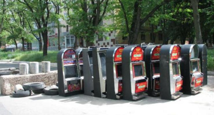 В Краматорске построили баррикады из игровых автоматов (фото, видео)