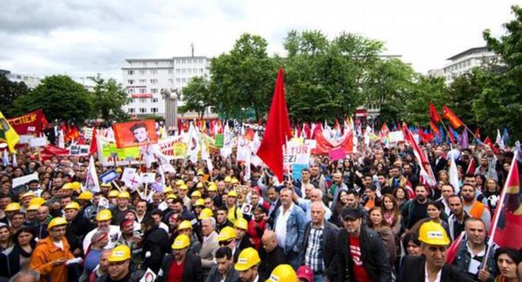 Десятки тысяч демонстрантов выступили против приезда Эрдогана в Кельн