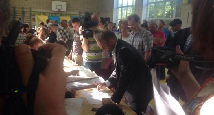 Выборы 2014: Дмитрий Ярош проголосовал без жены и детей