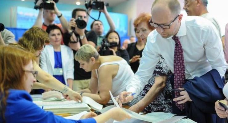Выборы 2014: Арсений Яценюк проголосовал (ВИДЕО)