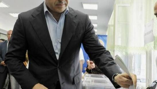 Сергей Тигипко на избирательном участке: Очереди впечатляют (видео)