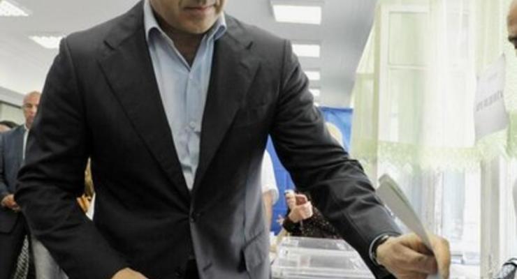 Сергей Тигипко на избирательном участке: Очереди впечатляют (видео)
