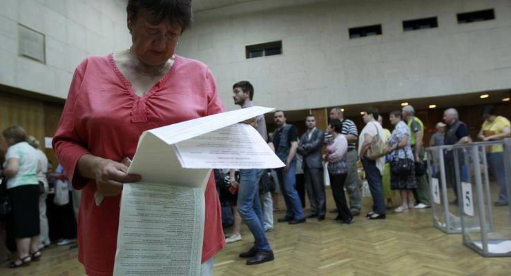 Ажиотаж на участках в Киеве: избиратели томятся в очередях (фото)