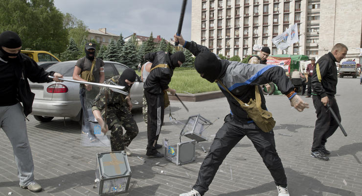 Донецк: митинг ДНР и разгром урн для голосования