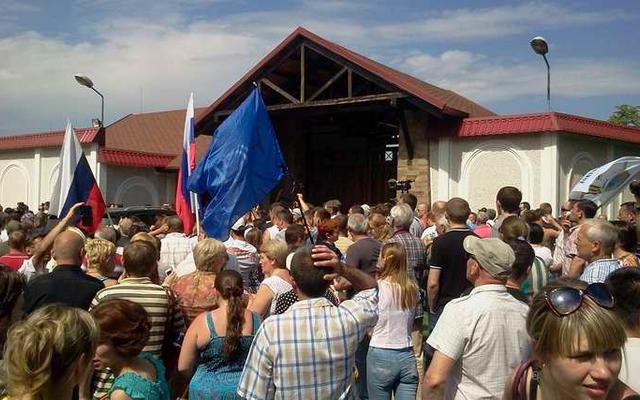 Автомайдановцы приехали пикетировать дом Ахметова в Донецке (фото) — Украина