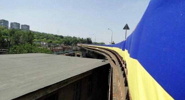 На эстакаде Одесского порта появился огромный флаг Украины